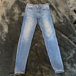 AMERICAN EAGLE SKINNY JEAN - SIZE 8